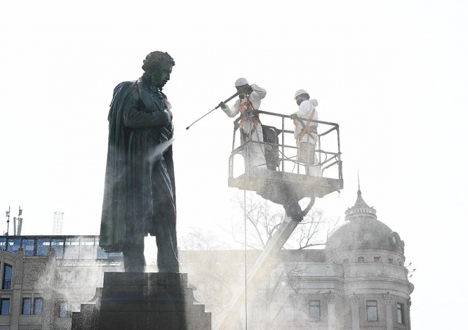 Памятник А. С. Пушкину очищен после зимы с использованием оборудования Kärcher