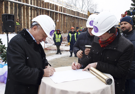 В ЖК «Сиреневый парк» залили первый «куб» бетона ипровели церемонию закладки капсулы времени